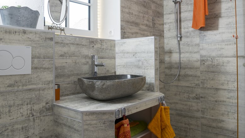 Bathroom, &copy; Hanni Reichlin