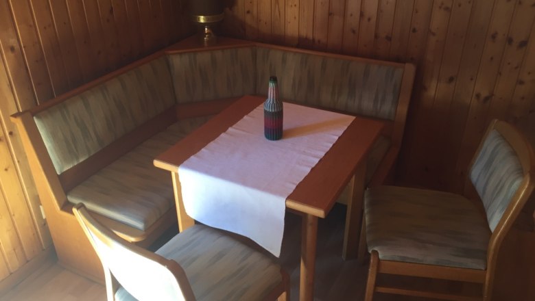 Comfortable seating in the 100-year-old baggage car, © M. Schorn