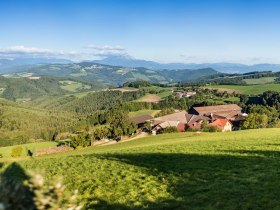 Ausblick von der Ebenhofer H&ouml;he in Edlitz &uuml;ber die H&uuml;gellandschaft bis zum Schneeberg, &copy; Wiener Alpen