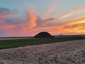Tumulus bei Sonnenuntergang, &copy; Unknown