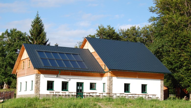 Eibl pond hut, © Fam. Tröstl A hut with solar panels on the roof, surrounded by trees and meadows.