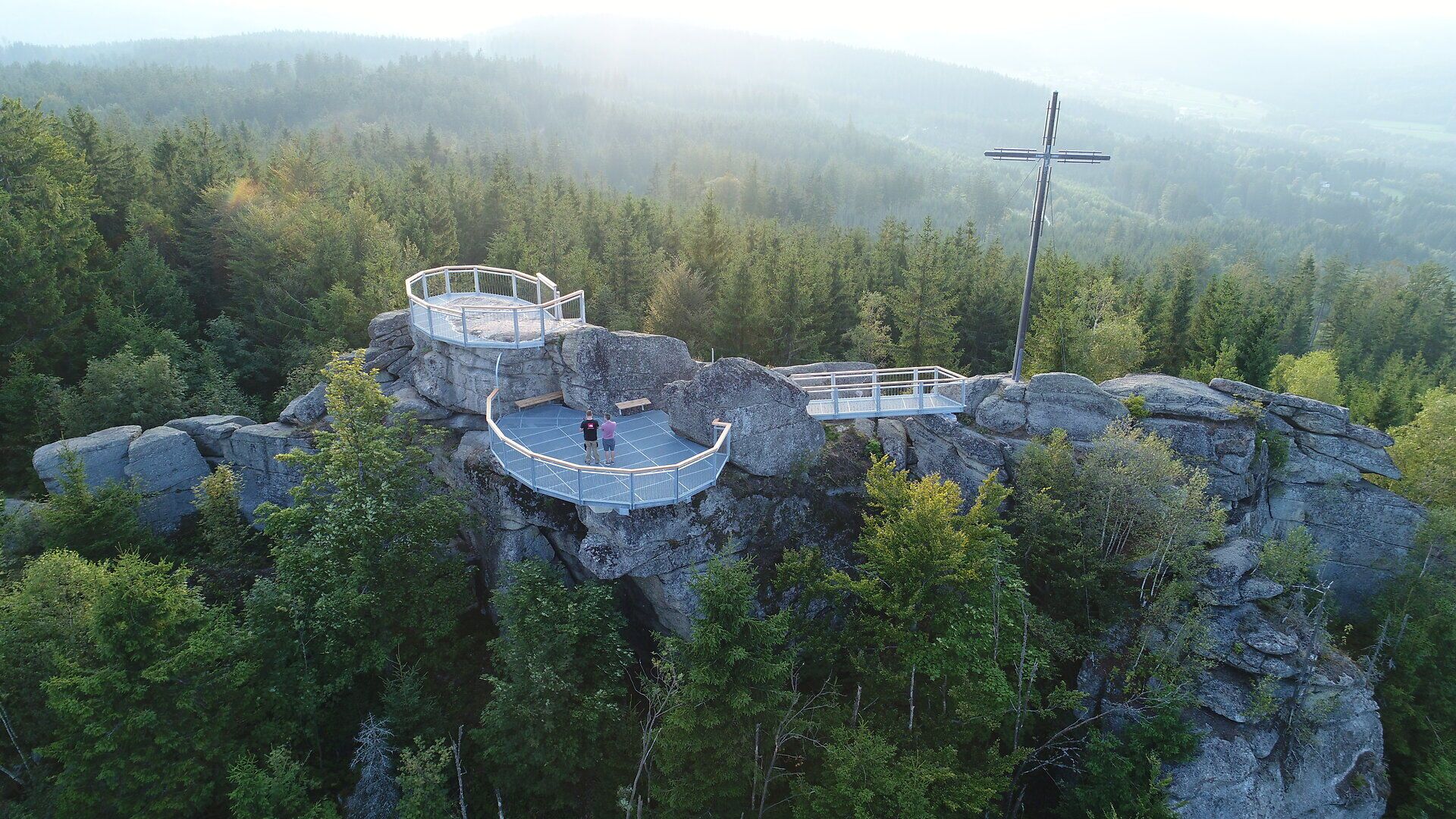 The viewpoint on the Nebelstein offers a breathtaking view of the surrounding forests and mountains. The fresh, clear air and the soft light of dusk create a magical atmosphere that invites you to linger. Here, visitors can enjoy the beauty of nature to the full.