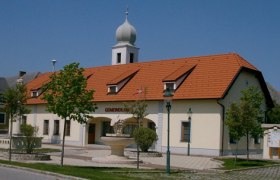 Municipal office in G&ouml;ttlesbrunn-Arbesthal with red roof and tower.