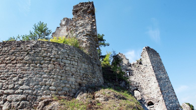 Ruins of the Rabenstein castle ruins with blue sky in the background.