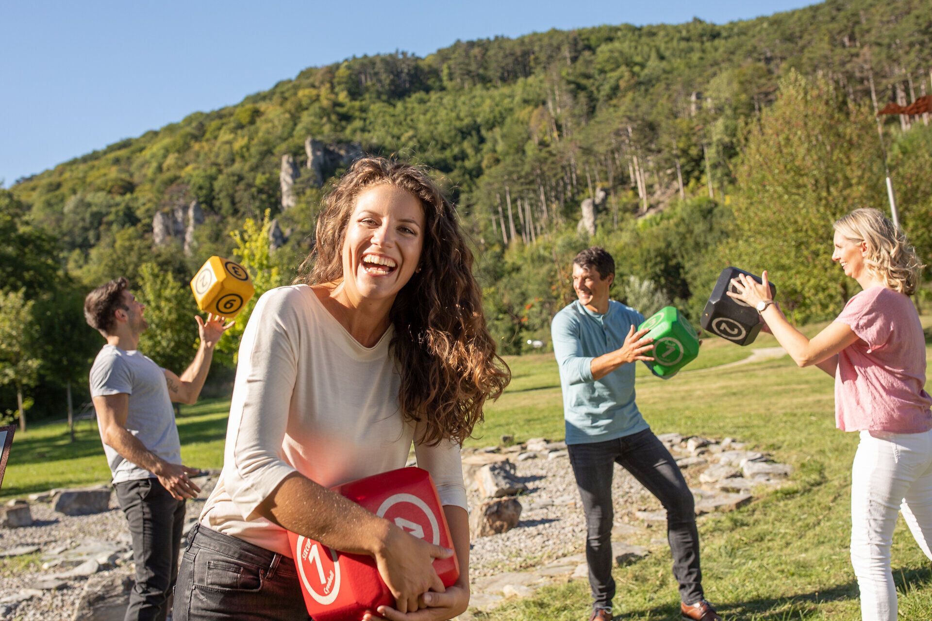 Auf einer grünen Wiese im Wienerwald werden Teambuilding Spiele durchgeführt