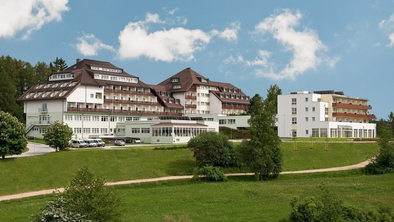 Cardiovascular Center Groß Gerungs, © Herz-Kreislauf-Zentrum Groß Gerungs Cardiovascular Center Groß Gerungs in front of a blue sky.