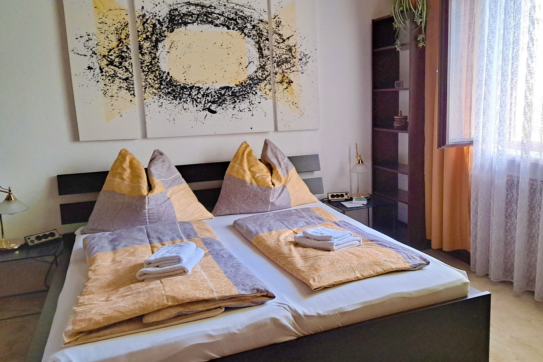 Room 2 with double bed