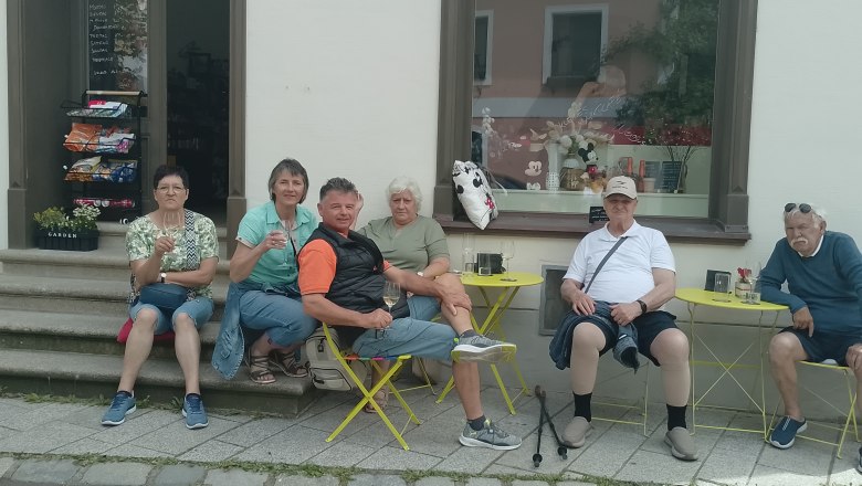 Seating in front of the Vinothek Marktcafe Weinsusi, &copy; Susanne Fitzner
