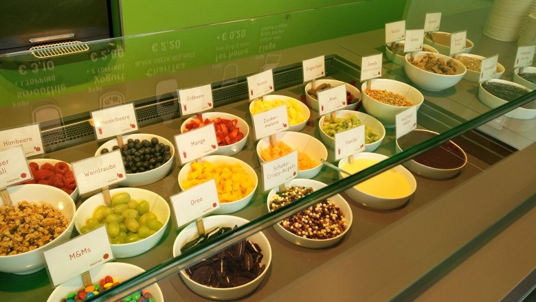 Toppings, &copy; Toppings, &copy; YOPI fresh frozen yogurt, Katrin Pilz