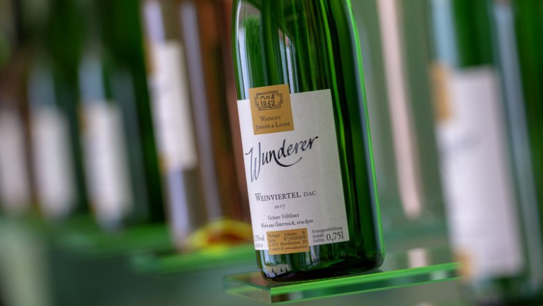 Close-up of a wine bottle with the label 'Wunderer Weinviertel dac'.