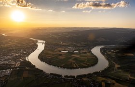 Danube loop near Ybbs-Persenbeug, &copy; Robert Herbst