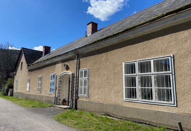 Pleesz vacation apartment, © Wiener Alpen Long, single-storey building with several windows and a pitched roof under a blue sky.