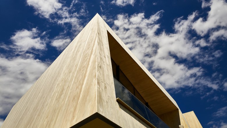 The guestrooms of solid wood rise into the sky, © Gut Guntrams / Herbert Lehmann