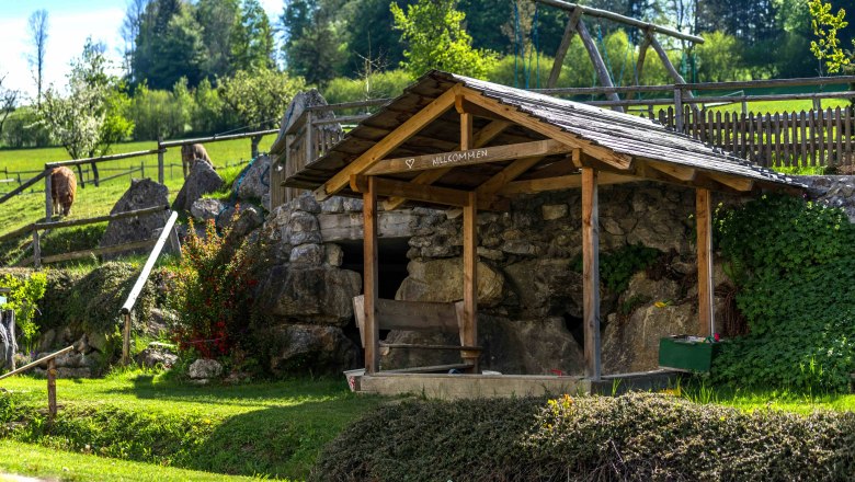 Playing in the sand in the shade, © Einkehrhof Poggau