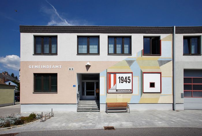 Facade of the municipal office in Hochwolkersdorf with memorial room 1945.