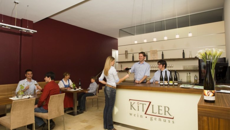 Kitzer wine enjoyment reception, © Johannes Kitzler Interior view of a wine bar with guests and staff.