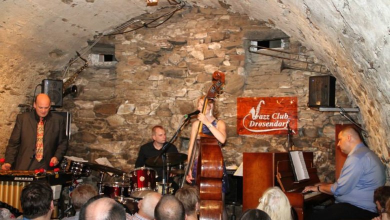 Jazz band plays in a vaulted cellar with an audience at the Drosendorf jazz club.