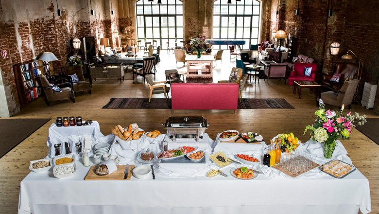 A successful start into the morning: Breakfast in the &quot;old barn&quot;., © Nik Pichler