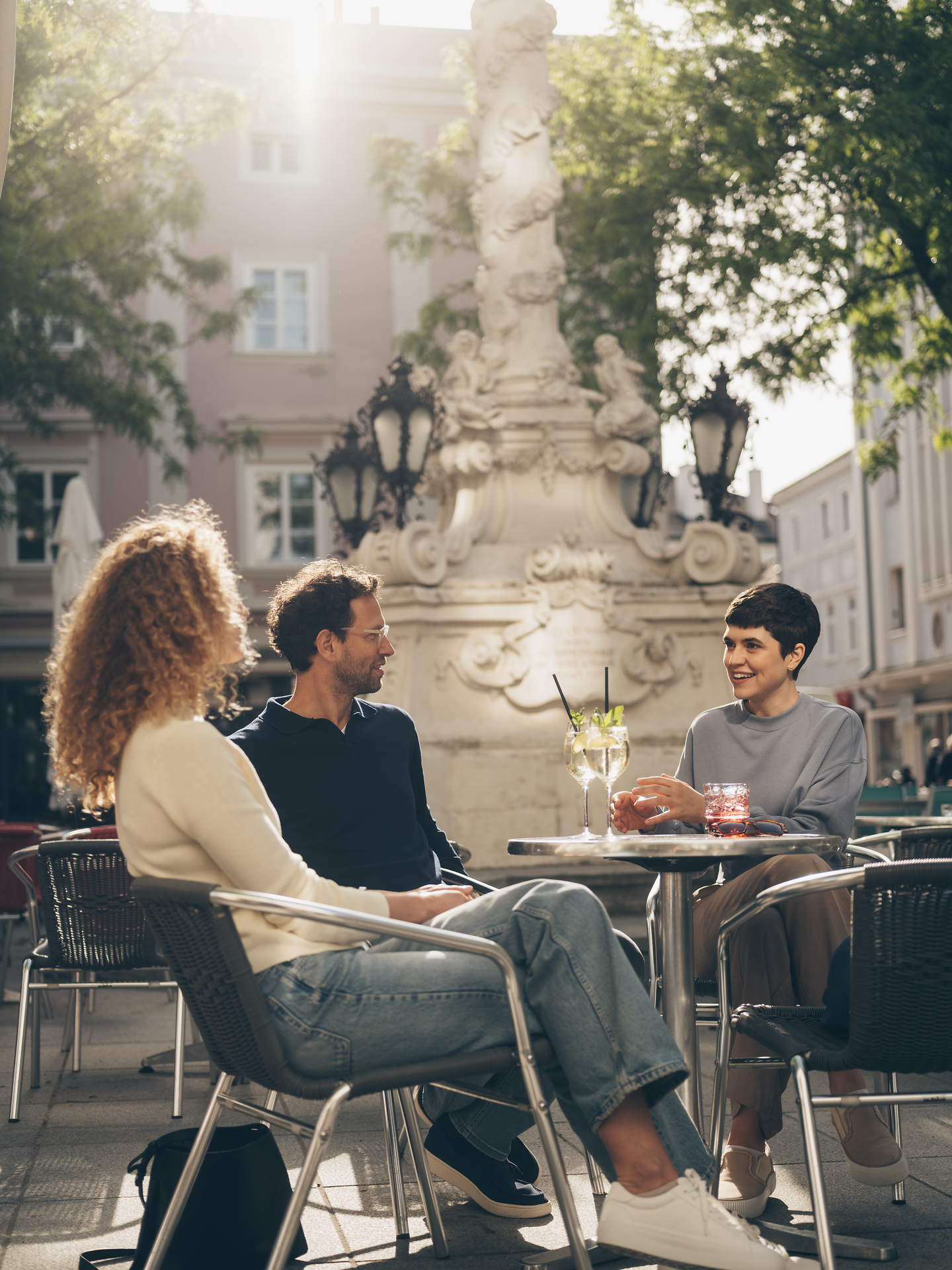 Genießen Sie die entspannte Atmosphäre im Café Schubert, wo sich Freunde bei köstlichen Getränken und strahlendem Sonnenschein treffen. Umgeben von der charmanten Kulisse des Herrenplatzes, lädt dieser Ort dazu ein, die Seele baumeln zu lassen und die kulinarischen Köstlichkeiten der Region zu entdecken.