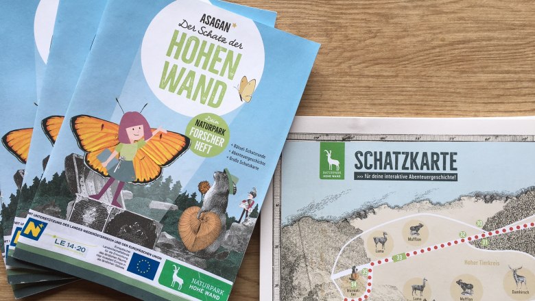 Explorer booklets and treasure map of the Hohe Wand Nature Park on a table.