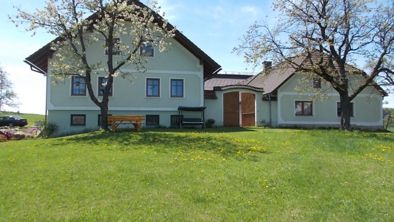 House with cherry trees, © Biobauernhof Mayerhofer
