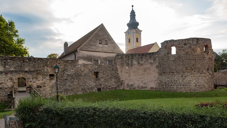 West wall of the fort with horseshoe-shaped tower, Mautern, © Florian Schulte