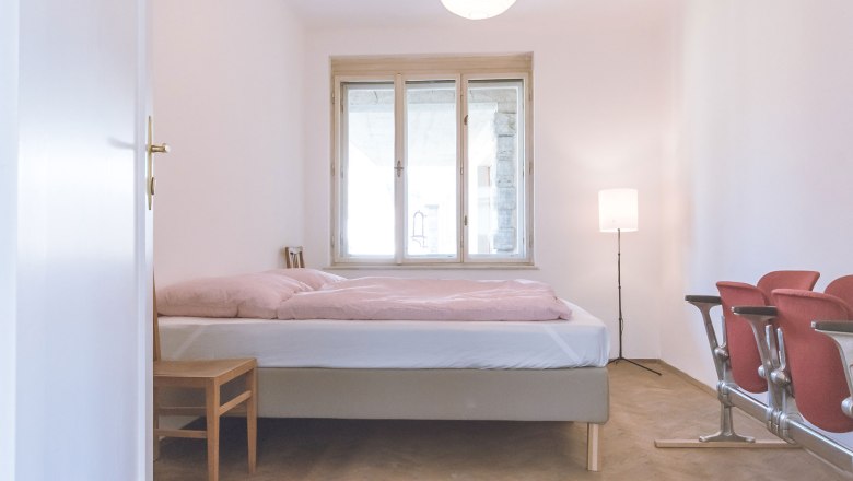 Double room "LIVIA", © Zweitwohnsitz, Photographs by Valerie Eccli