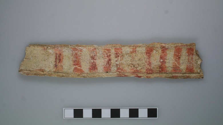 Mammoth ivory lamella painted with red stripes, Krems Wachtberg, © ÖAI, ÖAW