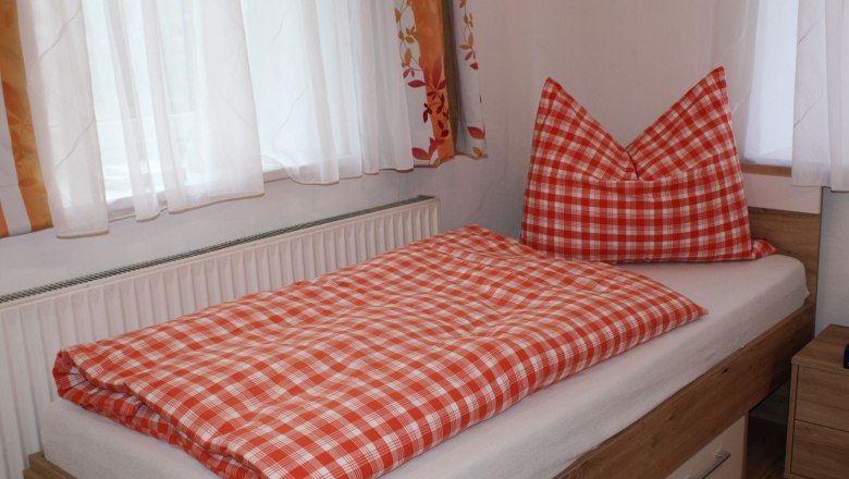 Bedroom single bed, &copy; Lisa Halmenschlager