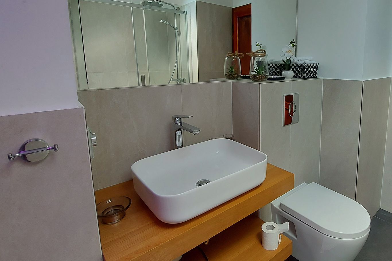 Modern bathroom with washbasin, toilet and shower.