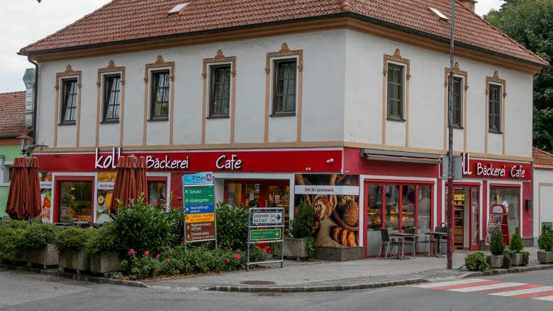 A two-storey building with a caf&eacute; and bakery on the first floor in Pitten.