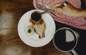 Stuffed caraway roast with potato dumplings, © Niederösterreich Werbung/Rita Newman