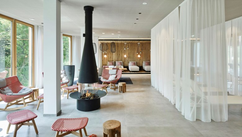 Modern lounge area with fireplace and armchairs at the Steigenberger Krems.