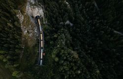 Ansicht eines Abschnittes der Semmering Bahn von oben.