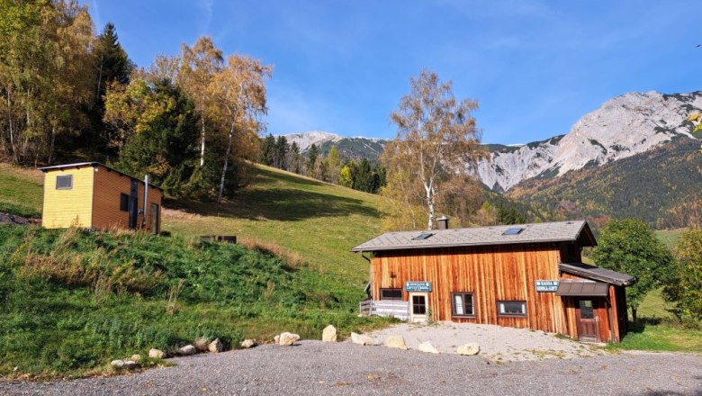 Tinyhouse & Franz´ Liftstüberl in front of Preinerwand/Rax, © Villa to go