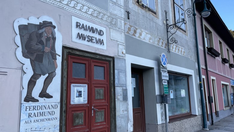 Fa&ccedil;ade of the Raimund Museum with a picture of Ferdinand Raimund as Cinderman.