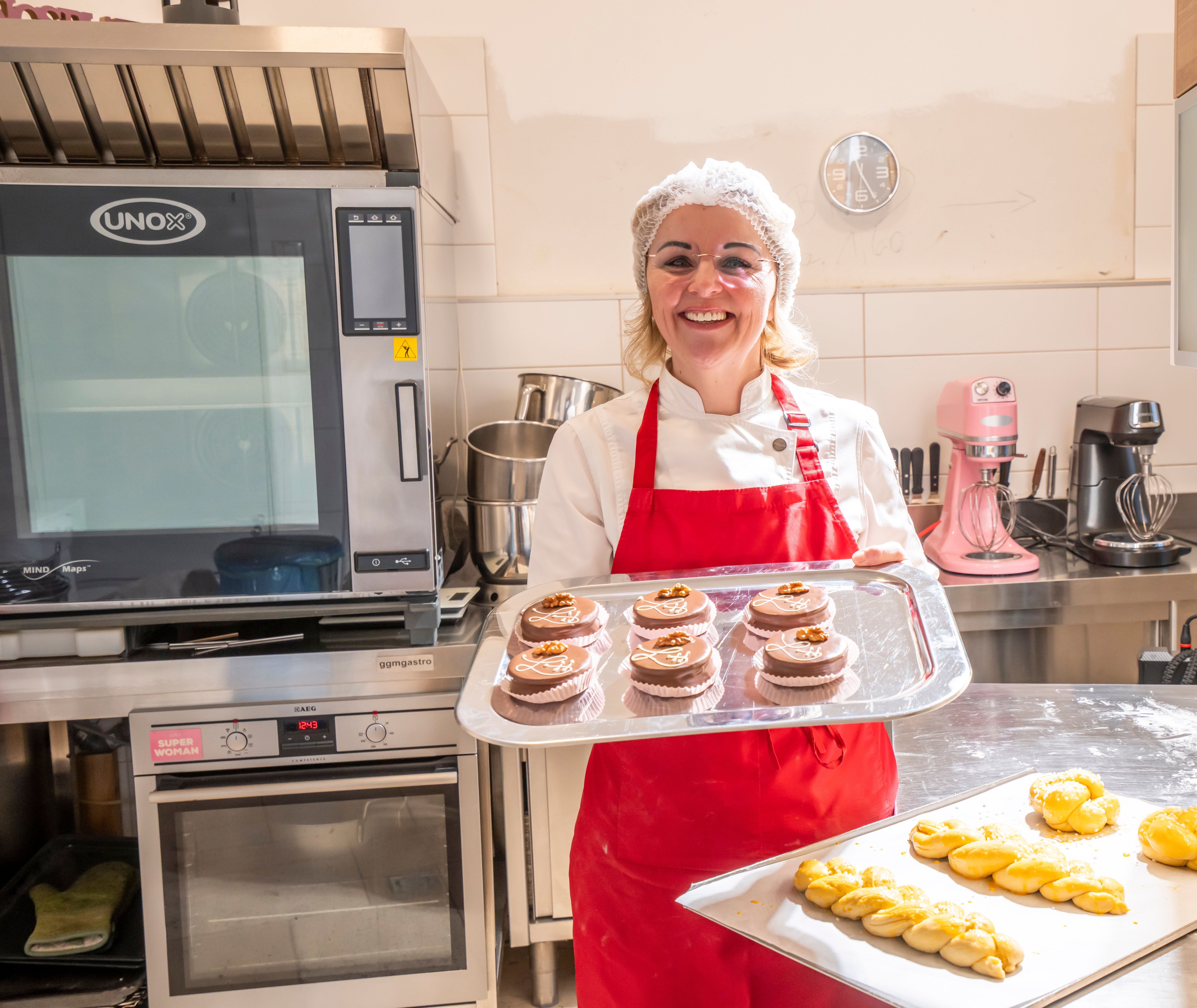 Maria Harrauer presents her delicious desserts in the bakery