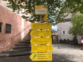 Kirchenplatz Spitz mit Beschilderung, &copy; Donau N&Ouml; Tourismus GmbH