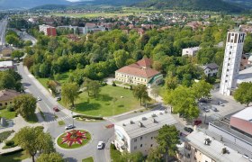 Aerial view of a town park with manor house and surrounding buildings in Ternitz.