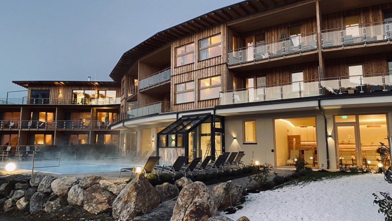 Winter atmosphere with outdoor pool, © Peter Pichler Hotel building with outdoor pool and snow in the foreground.
