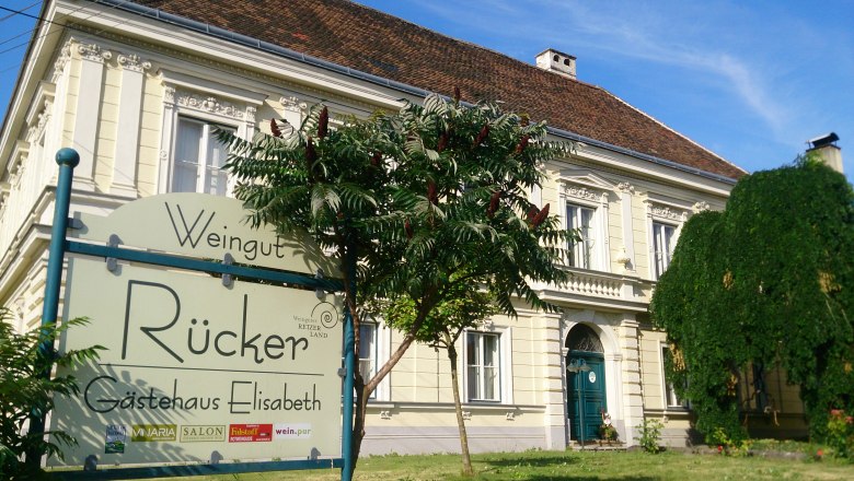 Historic building with sign 'Weingut R&uuml;cker G&auml;stehaus Elisabeth'.