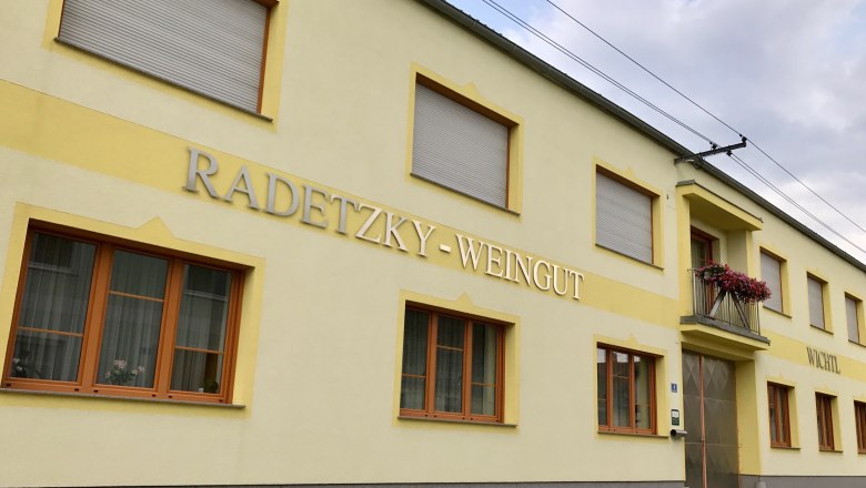 Yellow building with the inscription 'Radetzky-Weingut'.