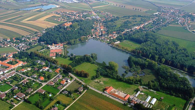 Aerial view of Sitzenberg-Reidling with castle, lake and surrounding fields.