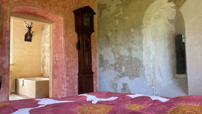 Romanesque window in the bedroom, © Cultraum_Strass, Fotoraf Hans Stöckelmaier