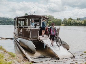 Radfähre "Donaubus" auf der Donau von Ottensheim nach Linz, © WGD Donau Oberösterreich Tourismus GmbH