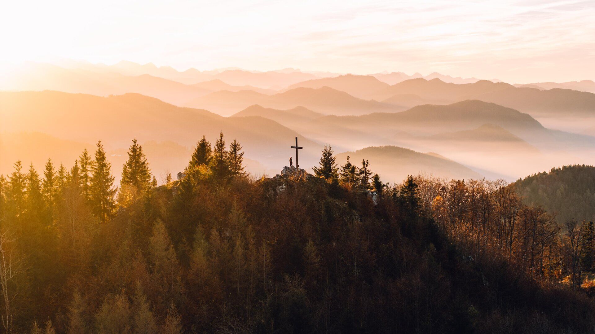 The gentle hills of the Mostviertel glow in the warm light of autumn, while the trees shine in vibrant colors. A cross on the summit invites hikers to enjoy the breathtaking view of the surrounding mountains and valleys. Here, where nature is in full bloom, every visitor finds a place of peace and inspiration.