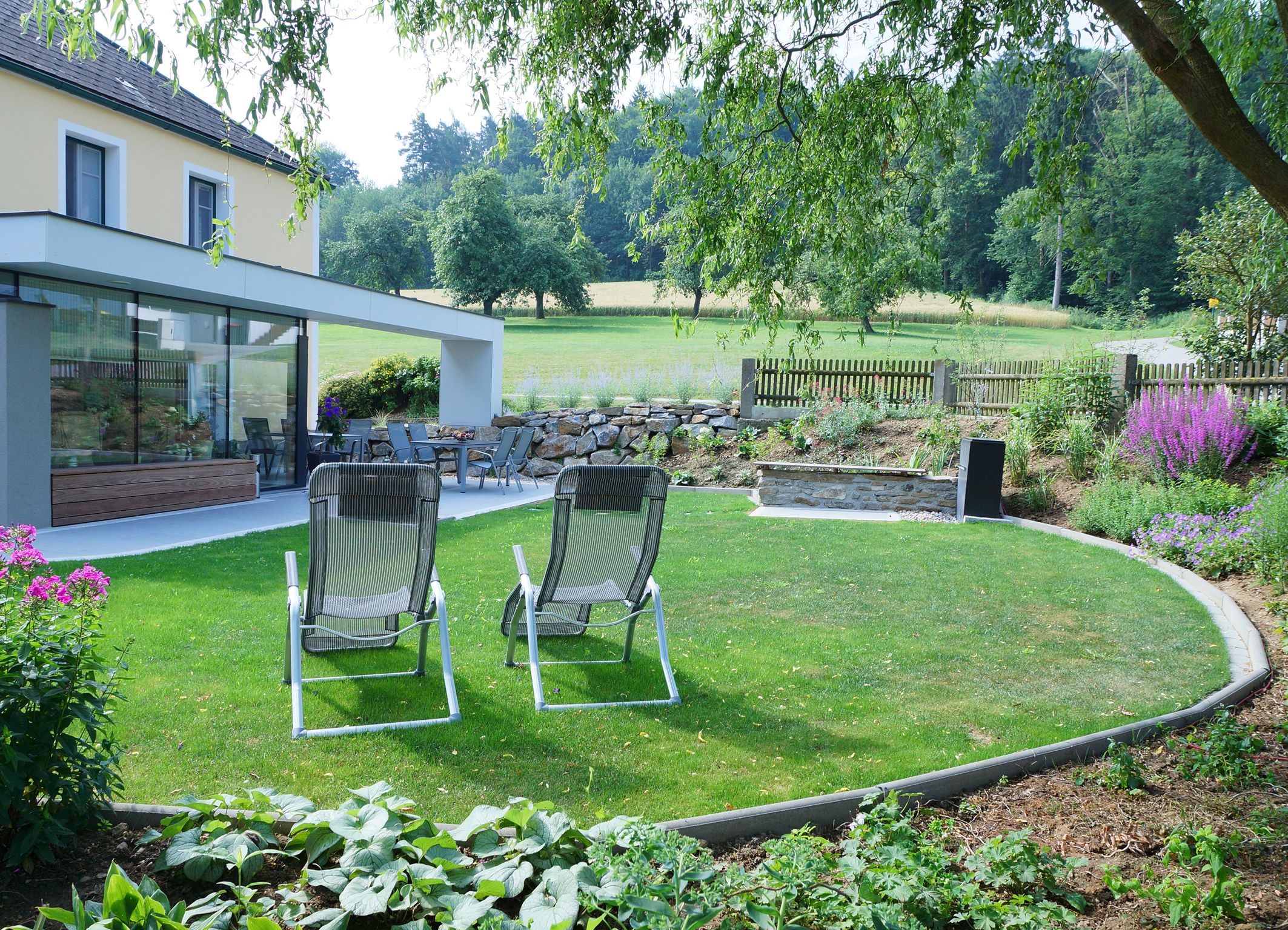 Garden with sun loungers, terrace and plants on the Lugerfarm.
