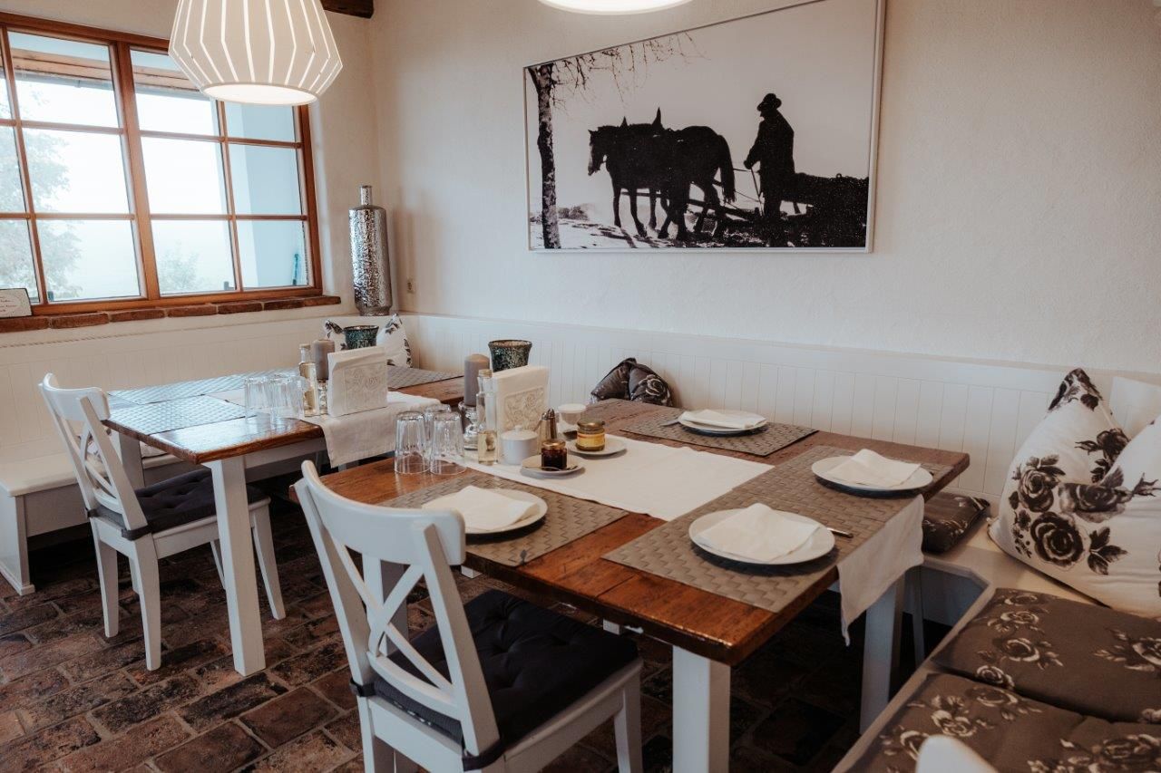 breakfast-room-at-country-house-aigner