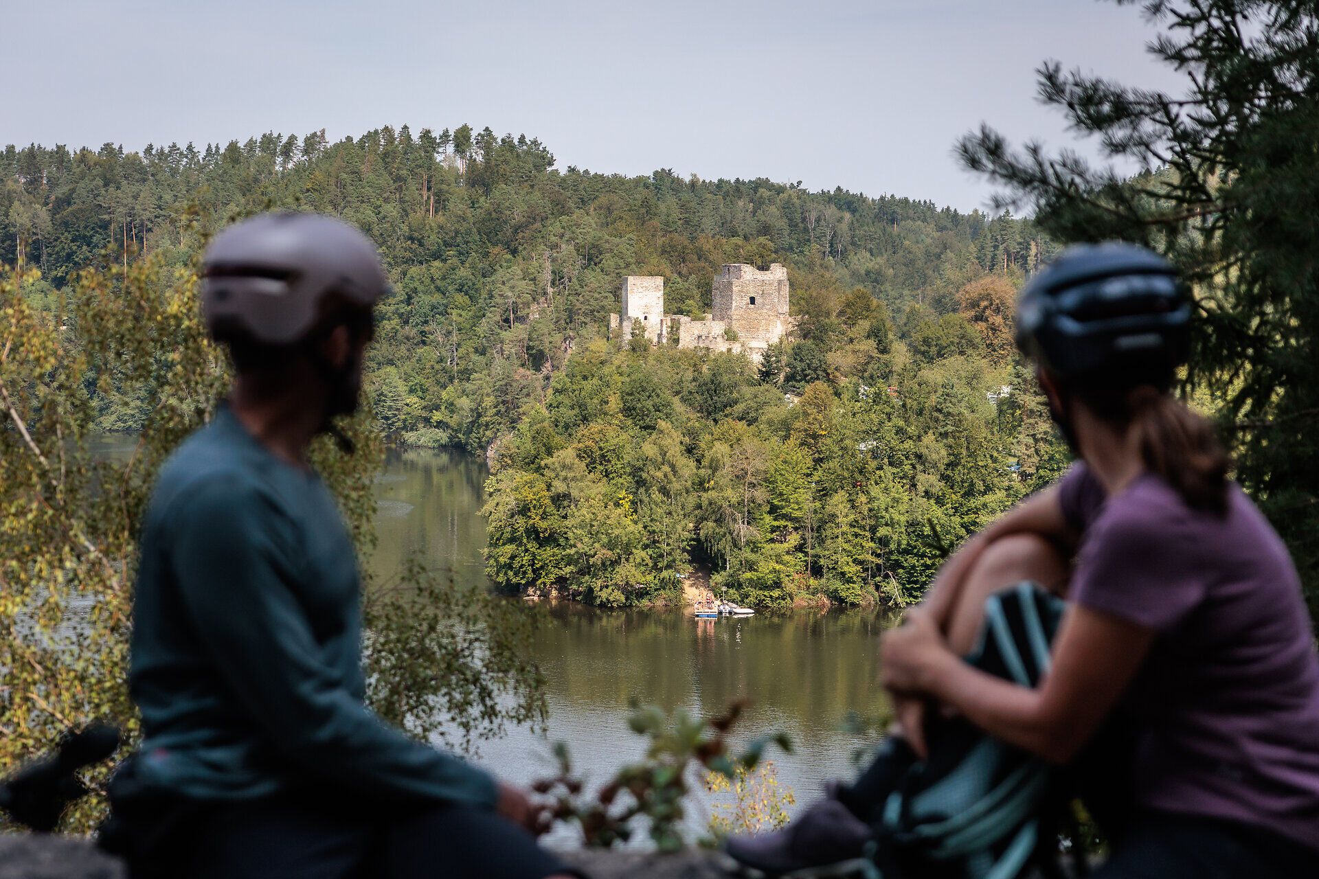 The rolling hills of the Kamp Valley ("Kamptal" in German) embrace the picturesque ruin of Dobra, which towers majestically over the glistening water. Cyclists enjoy a well-deserved break here while admiring the breathtaking view of the surrounding nature and historic architecture. A place that invites you to linger and dream.