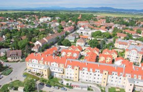 Aerial view of Himberg with red roofs and green landscape.